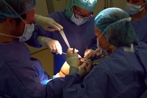 Realizan la primera intervención quirúrgica del mundo con Google Glass en España
