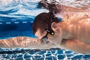 Lentes para natación con MP3 y auriculares por transducción ósea