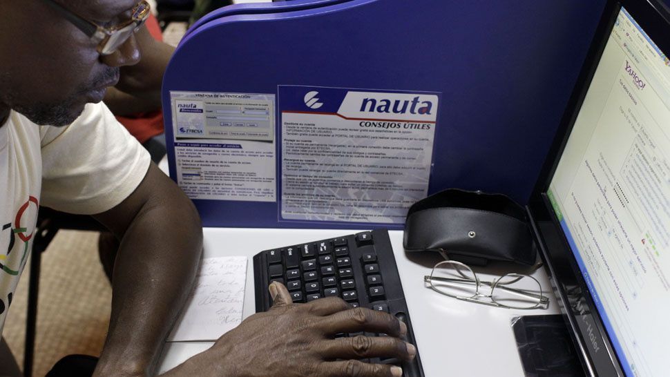 Cuba abre sus primeros cibercafés