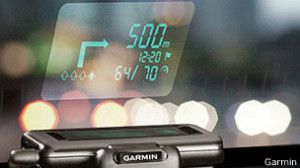 La empresa de navegación por satélite Garmin ha hecho un proyector portátil (HUD, según sus siglas en inglés) para los autos, el que proyecta paso a paso las direcciones en el vidrio del parabrisas