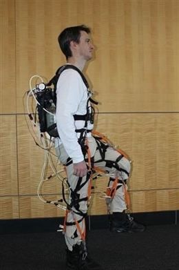 'Exosuit' Crean exoesqueleto robótico que aumenta la fuerza humana