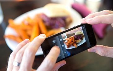 Mirar demasiadas fotos de comida puede hacer perder el apetito