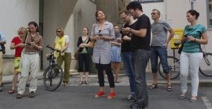 Gente caminando con móvil