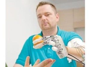 Científicos presentan mano biónica con sentido del tacto