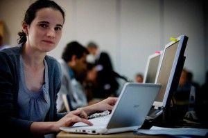 Mujer en computadora