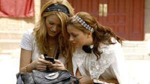 Mujeres viendo móvil
