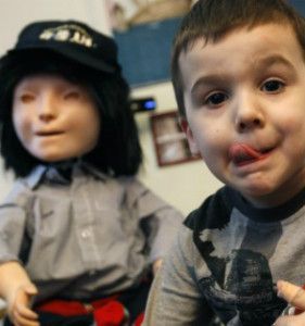 Kaspar el robot que ayuda a los niños con autismo