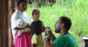 Médico venezolano Carlos Chaccour examina a una menor de la comunidad indígena Pemón de Mawayen cerca al río Caroní, en la frontera entre Venezuela y Brasil