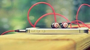 iPhone con audífonos Beats