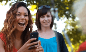 Mujer tomando foto con el celular