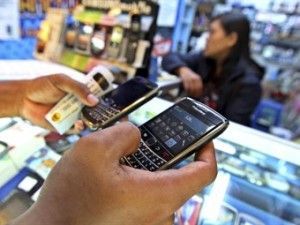 60 por ciento de las personas toca un celular al menos una vez al día