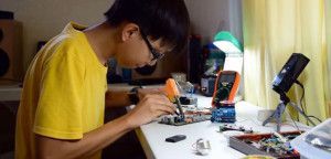 Un adolescente diseña un sistema para cargar el móvil mientras caminas