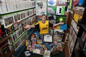 Michael Thomasson y su enorme colección de juegos.