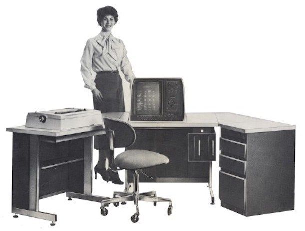 El Vydec Word Processing System venía con mesa, impresora, lectores de disquette incorporados.