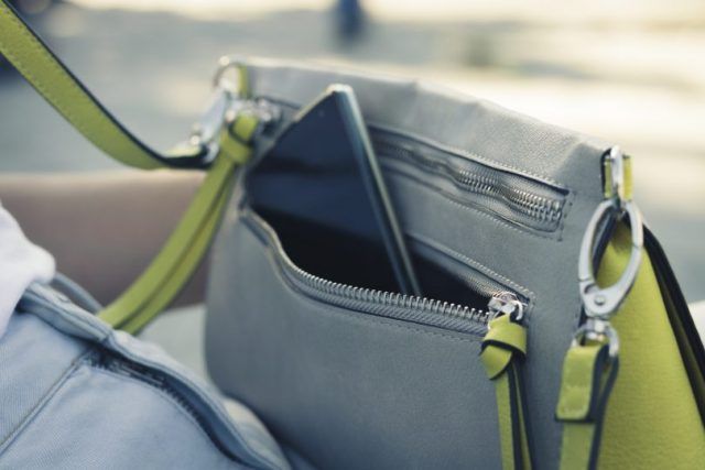 Smartphone en un bolso de mujer