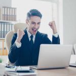 Hombre feliz con computadora
