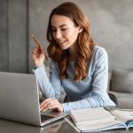 Mujer estudiante con computadora portátil