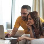 Pareja con computadora portátil