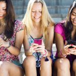 Amigas chateando con smartphone