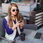 mujer smartphone portátil