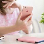 Mujer con iPhone