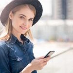 Mujer usando smartphone