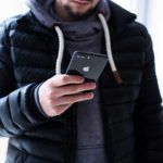 Hombre con iPhone