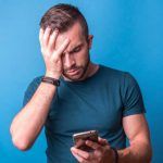 Hombre angustiado smartphone