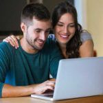 Pareja con computadora portátil