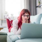 Mujer con computadora portátil