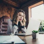 Mujer ejecutiva computadora