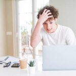Joven molesto con computadora