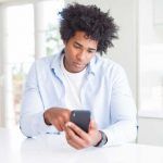 Hombre usando celular