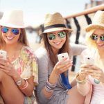 Grupo de amigas usando smartphones