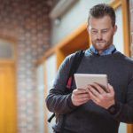 Hombre con iPad