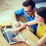 Pareja con computadora portátil