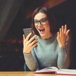 Mujer joven con smartphone