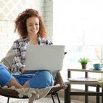 Mujer con computadora portátil