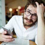 Hombre con smartphone nervioso