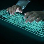 Manos con teclado