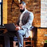 Hombre con computadora