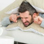 Hombre con despertador