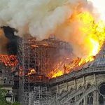 Incendio derrumba el tejado y la aguja de la catedral de Notre Dame en París