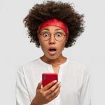 Mujer asombrada con smartphone