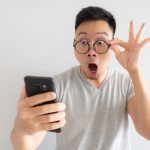 Hombre asombrado con smartphone