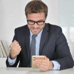 Ejecutivo con smartphone