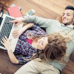 Pareja con computadora portátil