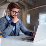 Hombre con computadora