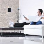 Pareja viendo TV en casa
