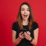 mujer feliz smartphone